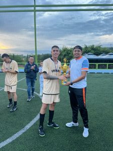 Entrega trofeo campeon